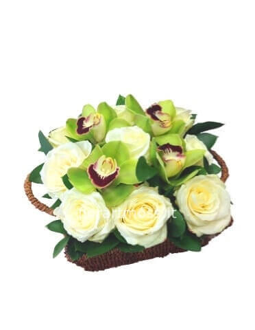 Cestino di rose quadrato con orchidee